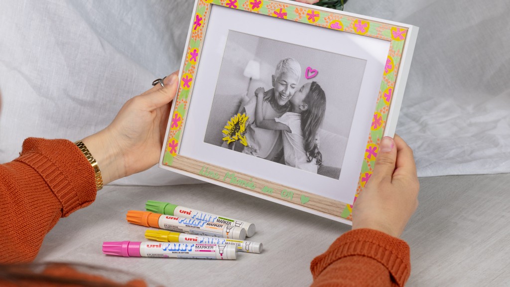 Decorate a photo frame for Grandmother’s Day using Uni Paint markers