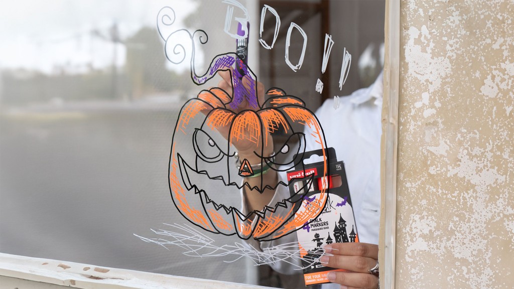 Decorate your windows with a pumpkin using the Chalk Marker Halloween set