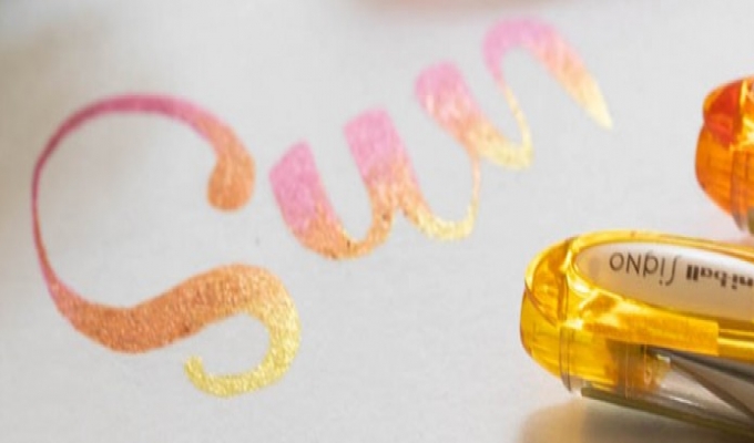 Create radiant lettering with the Signo Sparkling pens