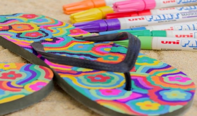 Personalise flip-flops for the beach with oil-based uni PAINT markers