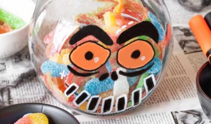 Customise a sweet jar with Chalk markers