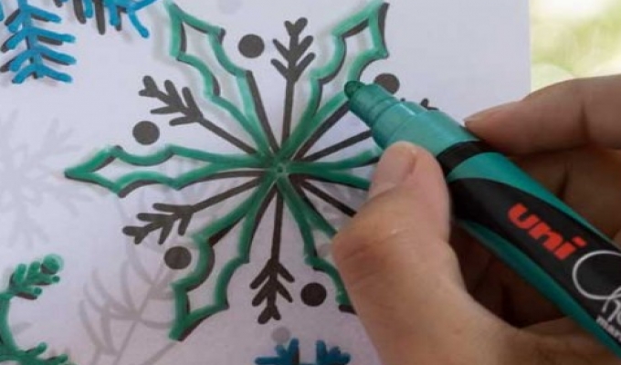 Decorate your windows for Christmas with the Uni Chalk pack