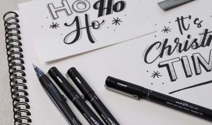 Make your very own composition thanks to the Uni-Pin Lettering Starter Kit