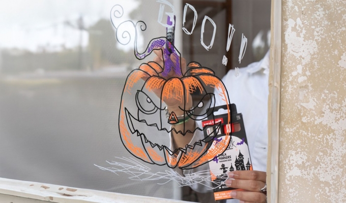 Decorate your windows with a pumpkin using the Chalk Marker Halloween set