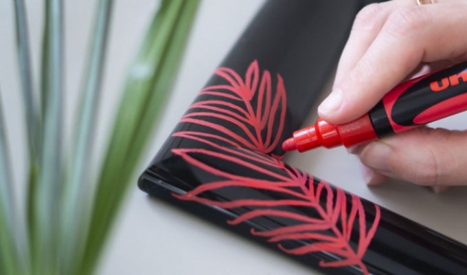 Customise a photo frame with Uni Chalk Markers